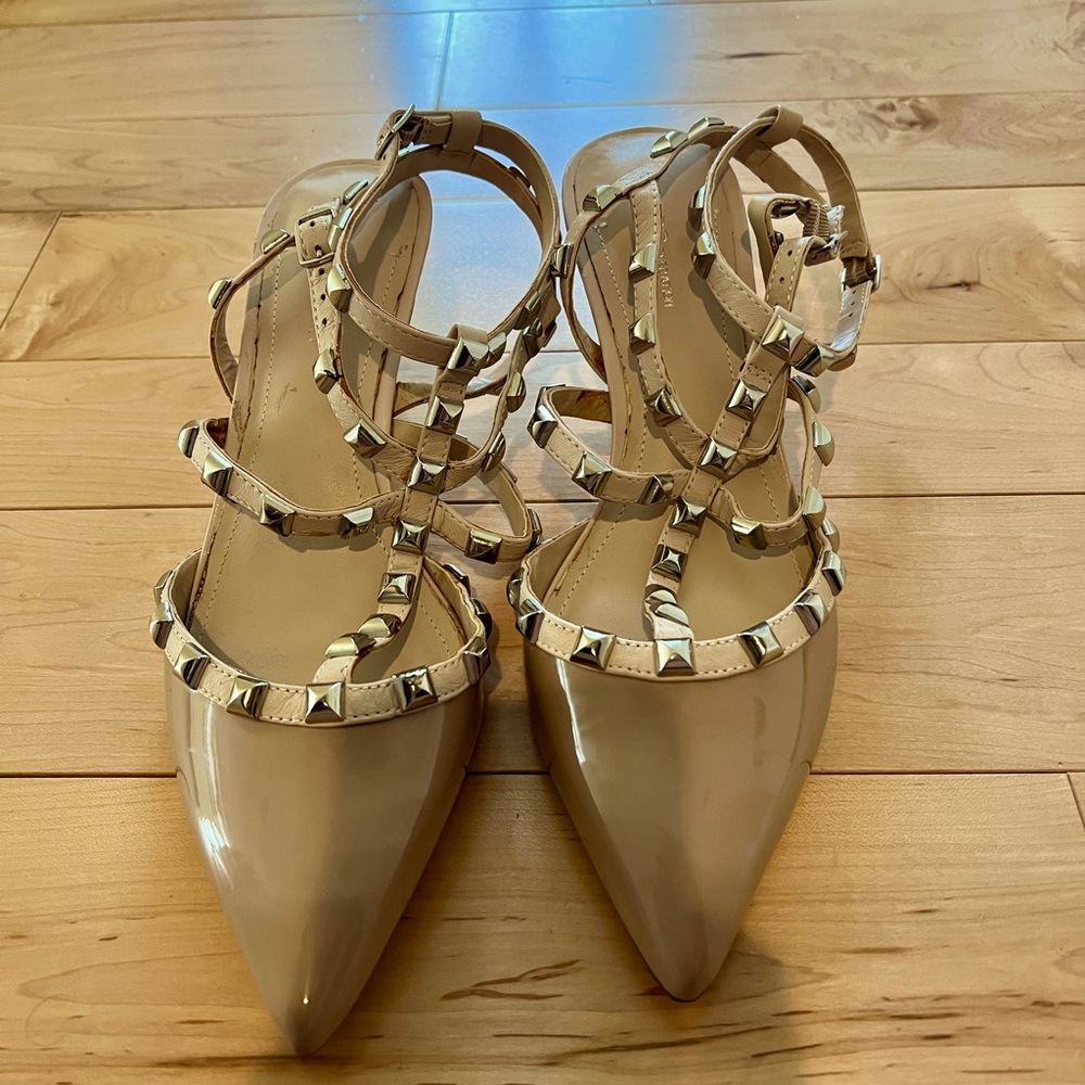 BCBG Rockstud Nude Kitten Heels Size 10